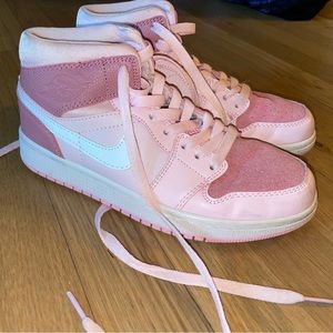Very gently used Nike - pink size 5.5